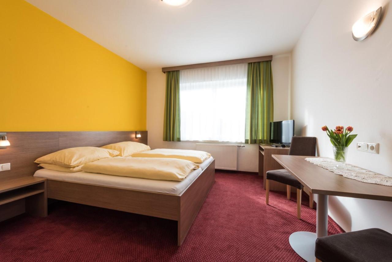 Gasthof Pension Auzinger Meggenhofen ภายนอก รูปภาพ